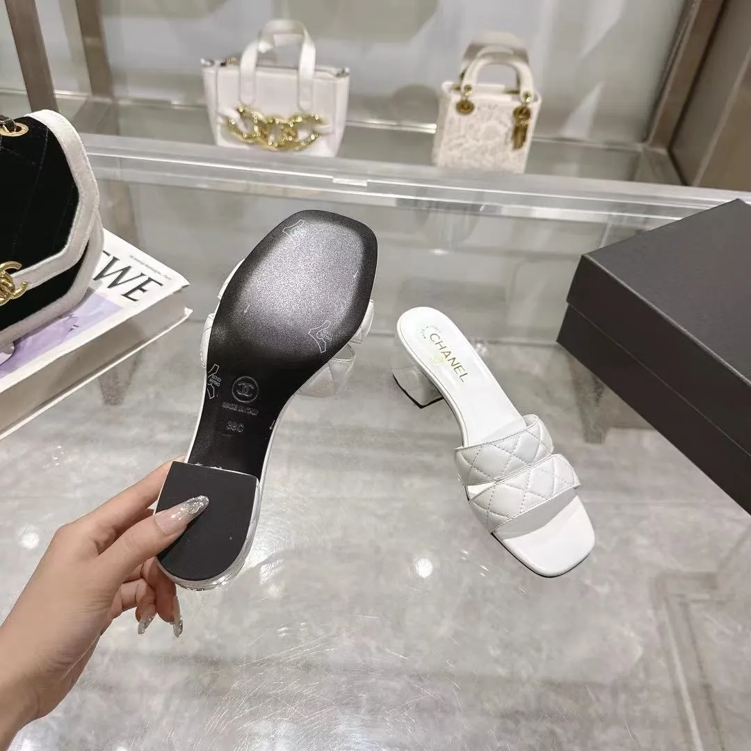 👟👟Ex-factory price 520👟👟 𝐂𝐇𝐀𝐍𝐄𝐋★Xiaoxiang New Spring and Summer Products Counter new sandals, electric embroidered Lingge’s classic elements that will never fade away 💋Showing a unique style, too beautiful to say, a must-have in summer... Upper: imported sheepskin/knitted fabric Lining: mixed sheepskin Heel height: 5cm Outsole: Italian leather outsole Shoe size: 35-39 (customized items of 40, 41 and 42 are not returnable or exchangeable)